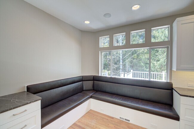 Building Photo - 4Bd/2.5Ba Sammamish Home