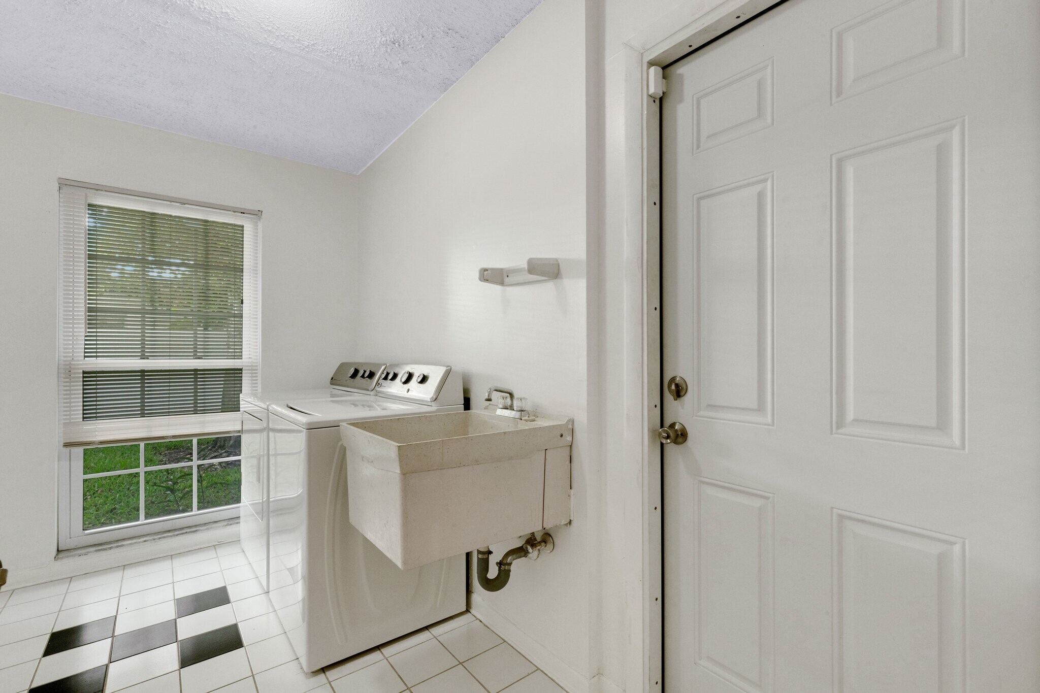 Building Photo - 1100 Pinellas Point Dr S