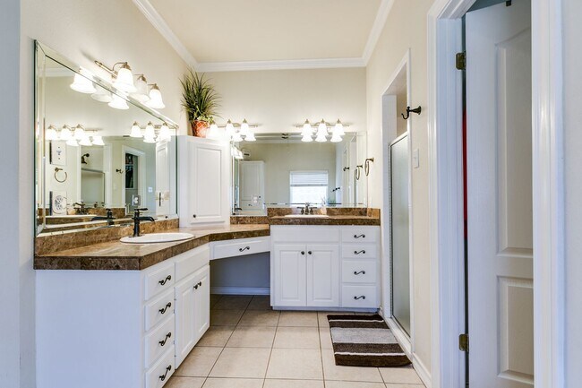 Building Photo - NOW AVAILABLE - Beautiful 3-Bedroom Home in the Southland Neighborhood!