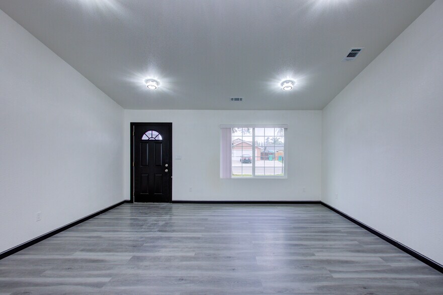 Building Photo - 9855 Douglas Ave