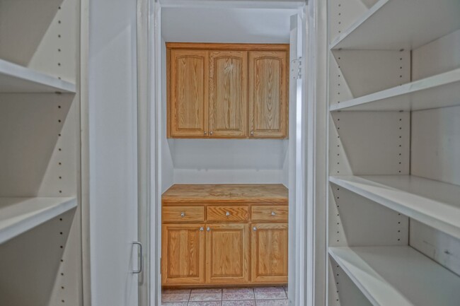 Building Photo - VERY SPACIOUS, BRIGHT & AIRY HOME W/ UNIQU...