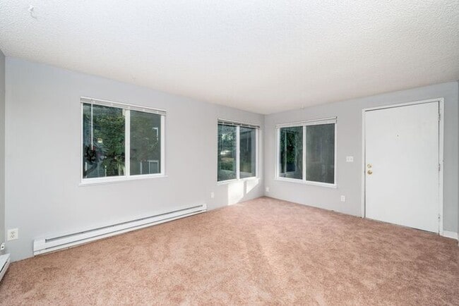 Building Photo - 1st Month FREE!!! 1 Bedroom minutes away from Downtown! Pets OK!