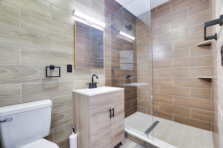 Building Photo - 1540 Lake Ln