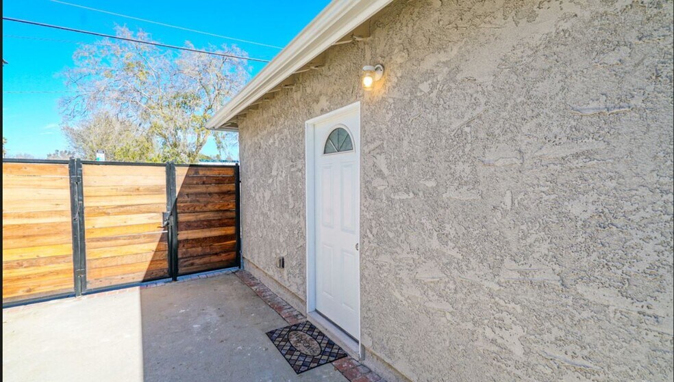 Private Entrance - 13401 Bessemer St