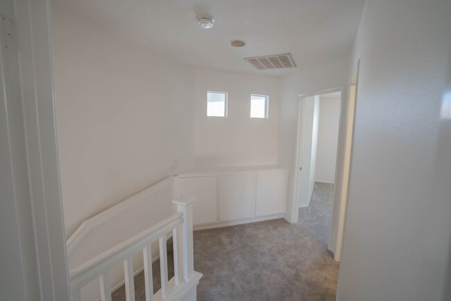 Building Photo - 2 Bedroom Townhome in Santa Clarita!