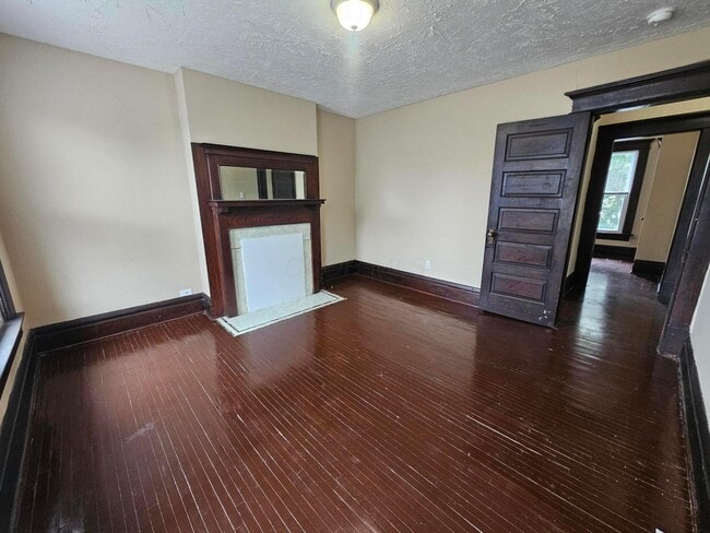 Building Photo - 831 Linwood Ave