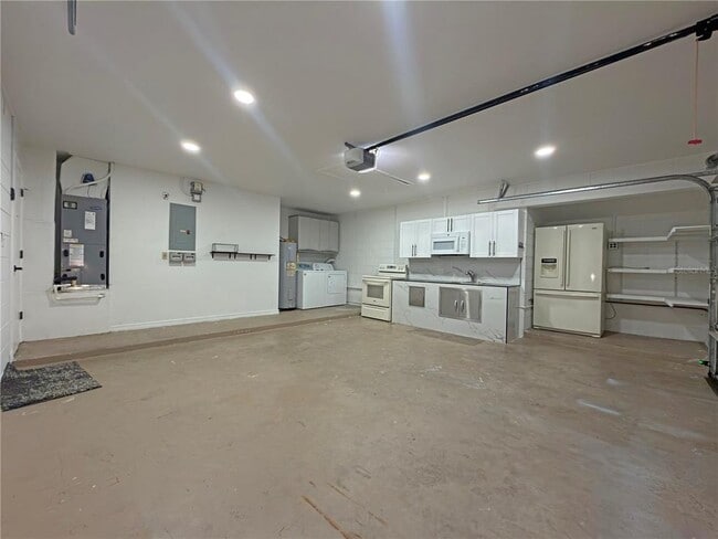 Building Photo - 1384 Valhalla St