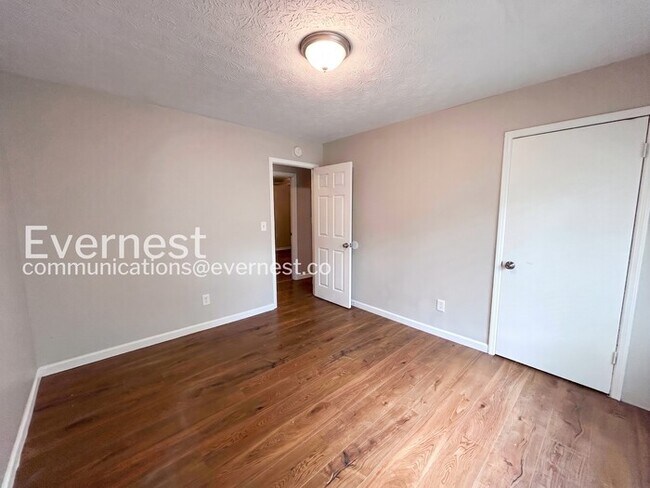Building Photo - 5 Bed, 3 Bath Home with Garage / Pet-Friendly / Vouchers Accepted / Available Now!