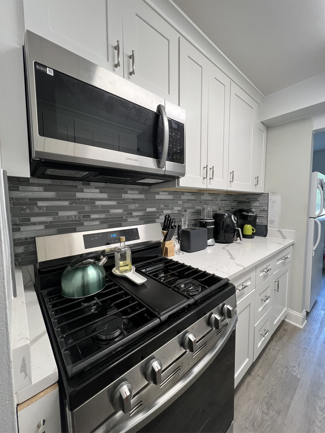 Building Photo - 1531 Colonial Dr