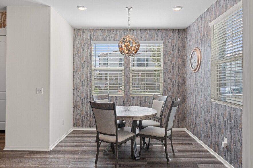 Building Photo - 30324 Town Square Dr