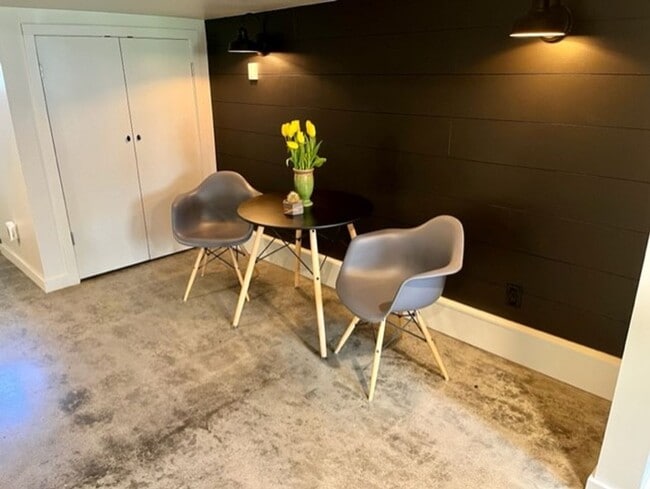 Building Photo - Ballard Duplex - Lower Unit