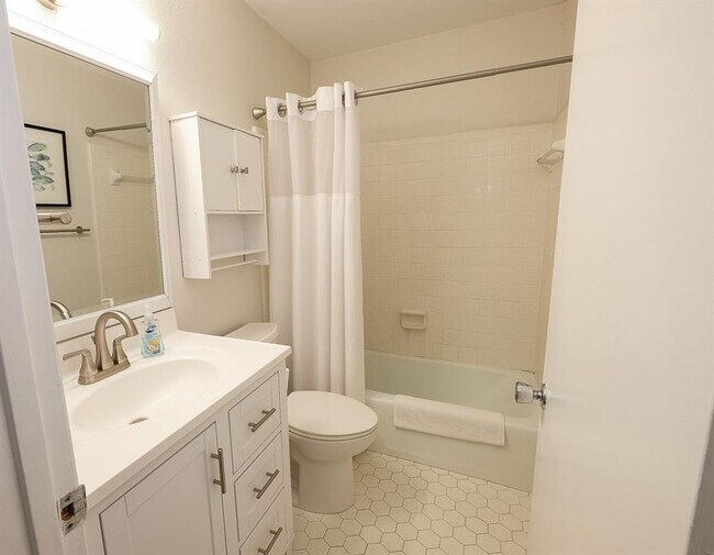 Building Photo - 800 Mallery St