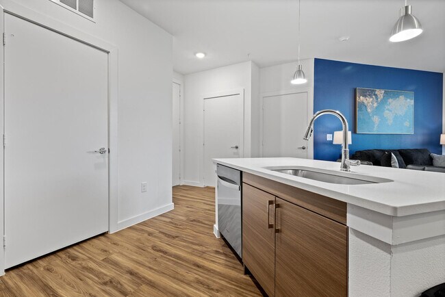 Building Photo - 2425 E Riverside Dr