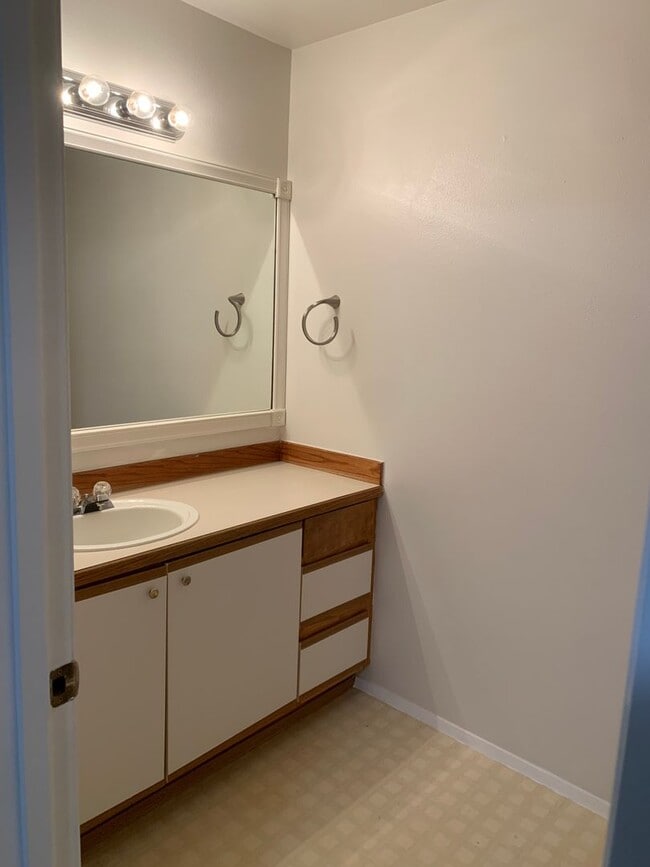 Building Photo - Great Duplex in SW Redmond