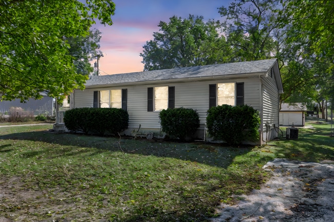 Building Photo - 115 E Sycamore Rd