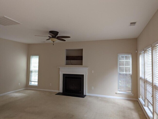 Building Photo - 4 BEDROOMS PLUS BONUS, BEAUTIFUL BACK PATI...