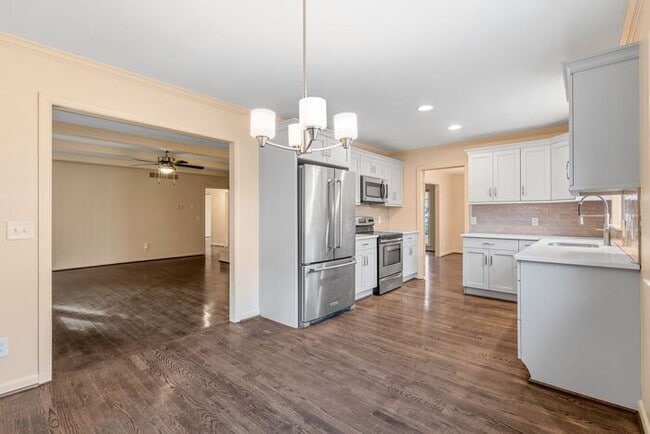 Building Photo - NW, Updated, Wood Floors, SS Appl., Den, D...