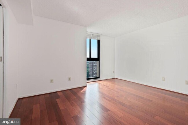 Building Photo - 1101 S Arlington Ridge Rd