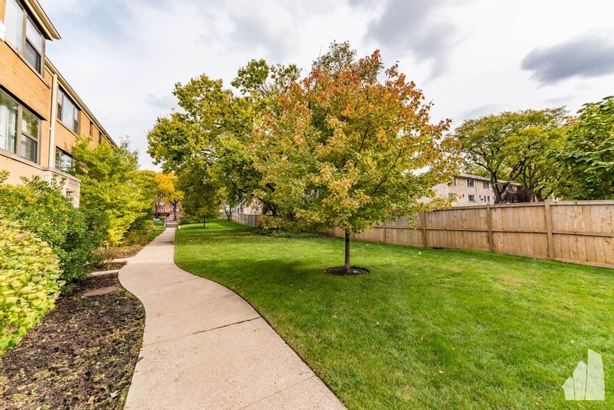 Building Photo - 7320 N Ridge Blvd