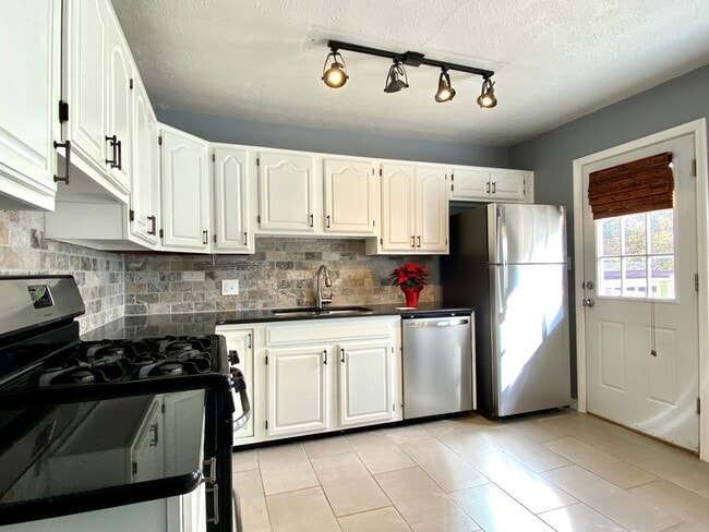 Building Photo - 3 Bed 1 bath with Huge Backyard!!