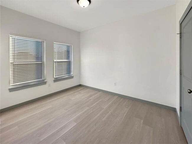 Building Photo - 2010 Willow Pl