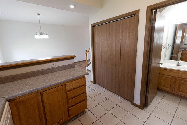 Building Photo - 5000 Derby Ridge Dr