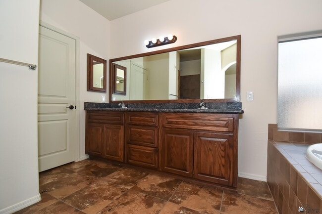 Building Photo - 2523 S 41st Ave