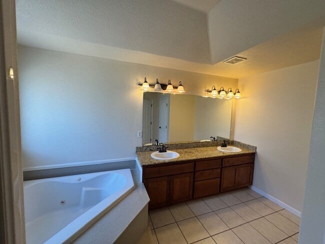 Building Photo - NEW TO MARKET/ LARGE 2 STORY HOME ON PRIVA...