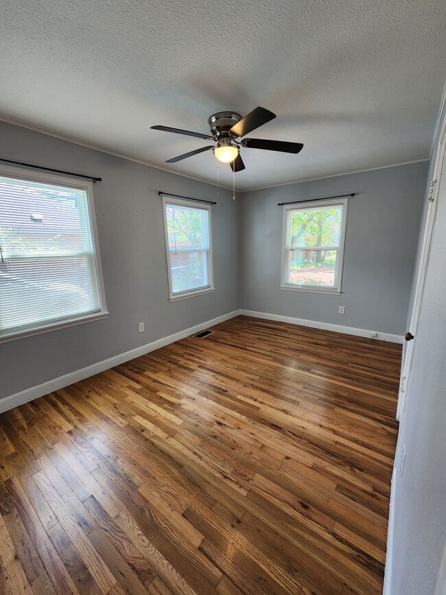 Building Photo - 3/1 Charmer in West Lampasas