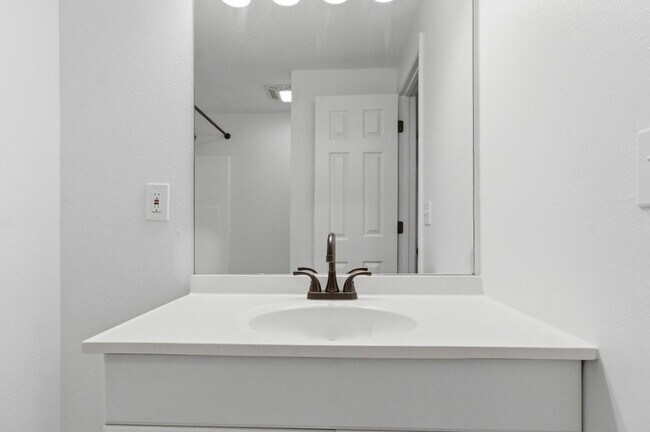 Building Photo - 17 Timberwood Ct