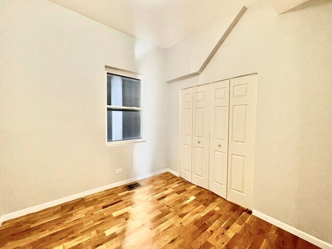 Building Photo - 1644 N California Ave