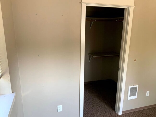 Building Photo - 2 Bedroom, 2 Bath Close to U of O campus on 14th & Patterson