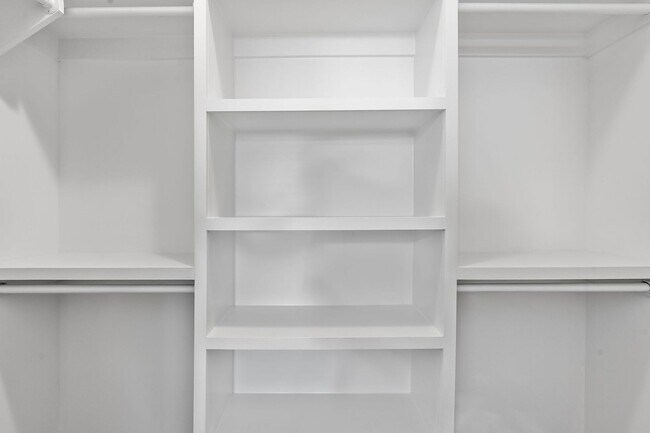 Building Photo - Available Now! 4 Bed, 3.5 Bath, Convenient...