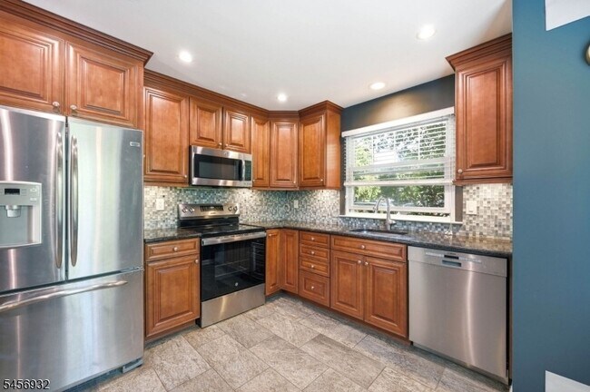 Building Photo - 81 Village Cir