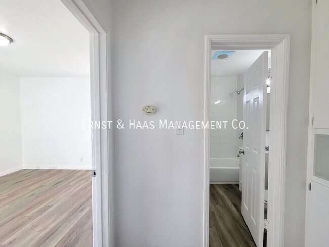 Building Photo - 1027 E 7th St