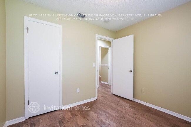 Building Photo - 204 N Alderwood St