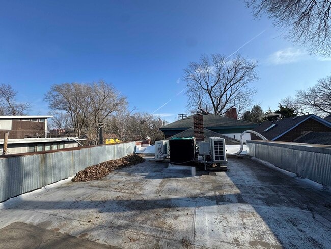 Building Photo - 915 W 16th St