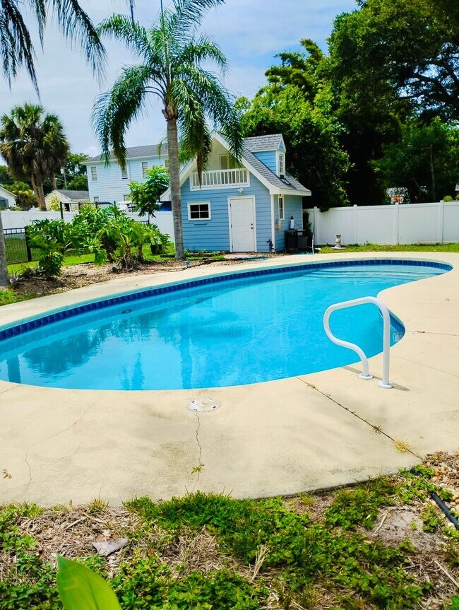 Building Photo - 936 Riverside Dr