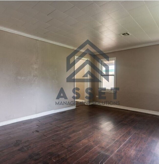Building Photo - 316 E Harmon Dr