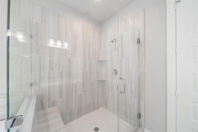 Building Photo - 2507 Des Chaumes St