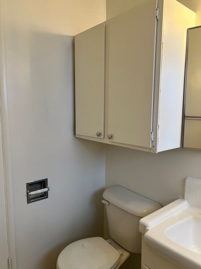 Building Photo - Second-floor 1-bedroom apartment in Whittier.