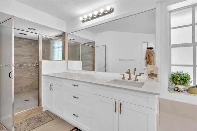 Building Photo - 2927 Bogota Ave