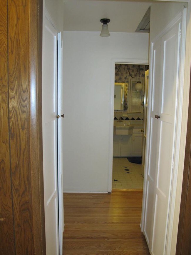 Hallway to the bathroom and bedroom - 1172 Ruberta Ave