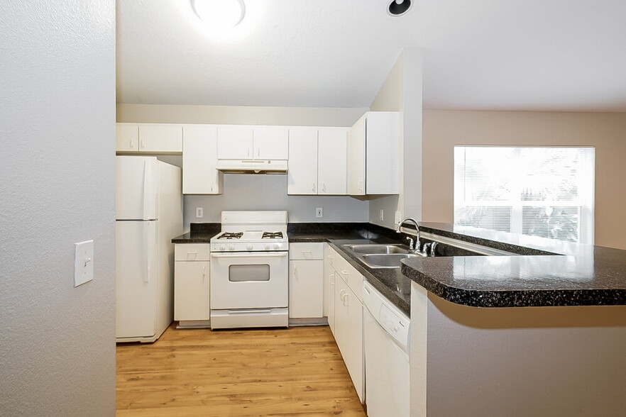 Building Photo - 7445 Oxford Garden Cir