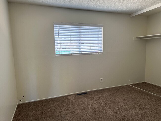 Building Photo - Clean 2 bedroom Duplex Near UNR