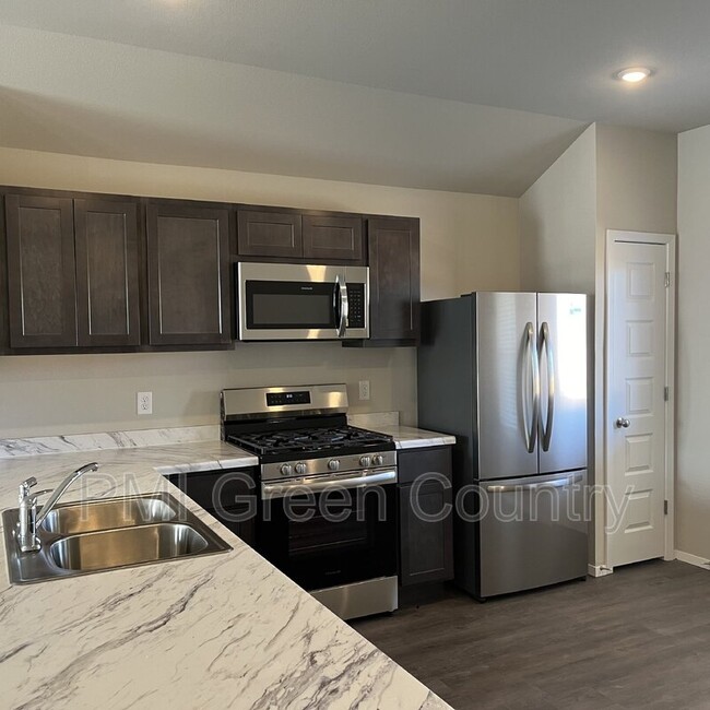 Building Photo - 29333 E 80th St S