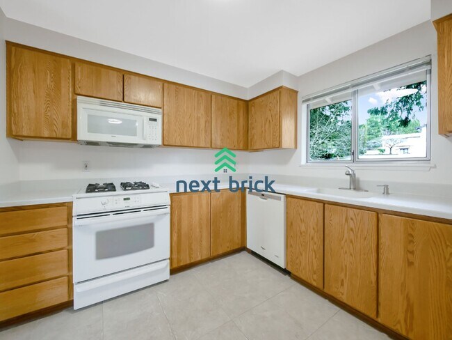 Building Photo - 6 Bed and 3 Bath Single Family Home Available Now!
