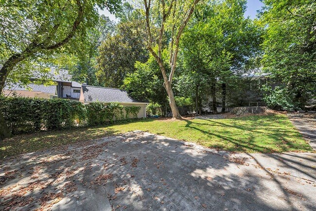 Building Photo - 876 Courtenay Dr NE