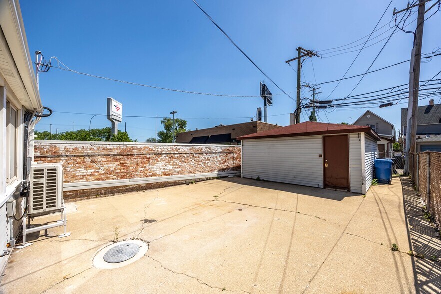 Building Photo - 3147 N Spaulding Ave