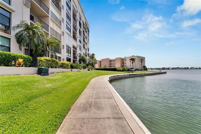 Building Photo - 7700 Sun Island Dr S